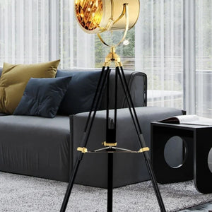 Lampadaire projecteur doré en situation dans salon luxueux