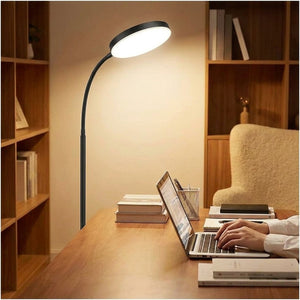 Lampadaire liseuse LED col de cygne utilisé comme lampe de bureau dans un home office bois