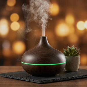Diffuseur d'arômes grain de bois foncé avec lumière LED verte, brume fine, ambiance cosy avec succulente sur ardoise