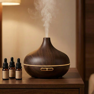 Diffuseur d'arômes grain de bois foncé allumé avec huiles essentielles ambrées, brume fine, ambiance chaleureuse