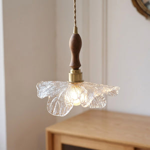 Suspension feuille en verre transparent et bois de noyer allumée