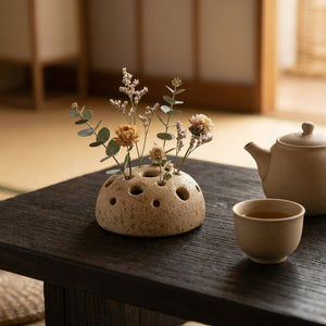 Vase graine de lotus sur une table à thé zen avec théière en céramique