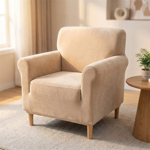 Housse de fauteuil club en velours beige installée sur un fauteuil dans un salon chaleureux