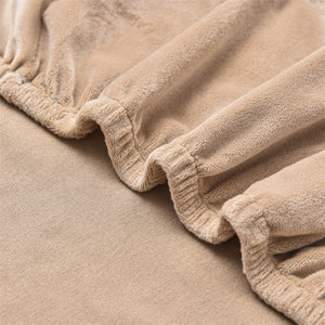 Détail du tissu velours extensible doux au toucher de la housse de fauteuil club