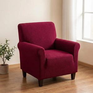 Fauteuil habillé d'une housse jacquard bordeaux dans un salon lumineux