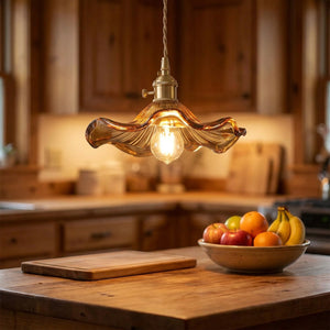 Suspension fleur ambrée au-dessus d'un plan de travail de cuisine en bois