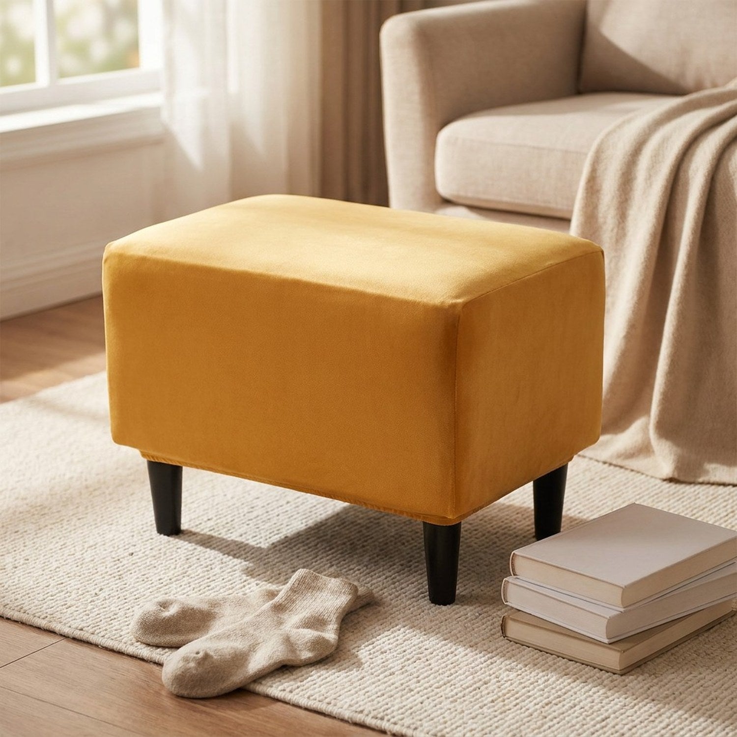 Housse de repose-pieds moutarde utilisée comme repose-pieds près d'un fauteuil lecture
