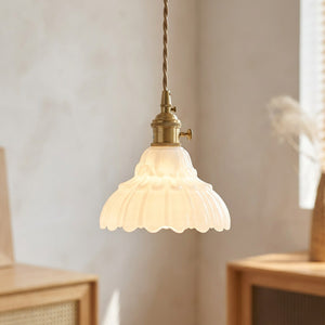 Suspension fleur en verre blanc opalin et douille en laiton à interrupteur