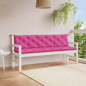 Coussin banc capitonné moelleux rectangulaire avec surface matelassée et boutons apparents, doté d’attaches aux extrémités pour le fixer facilement sur un banc.