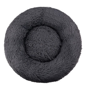 Un coussin chat en peluche confortable de forme ronde avec un bord épais et un centre moelleux, conçu comme un petit nid douillet pour permettre au chat de se lover et se reposer confortablement.