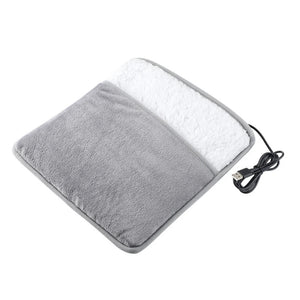 Un coussin chauffant doux pour pieds avec une ouverture moelleuse et un câble d’alimentation, conçu pour garder les pieds au chaud pendant les moments de détente.
