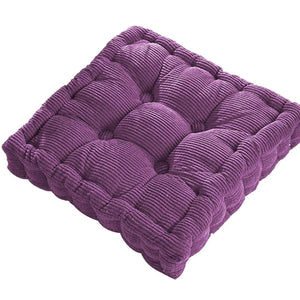 Coussin d’assise épais et confortable pour chaise avec design capitonné et tissu texturé, offrant une assise moelleuse et agréable.