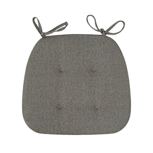 Coussin d’assise épais en forme de fer à cheval respirant, avec surface capitonnée et attaches à nouer, conçu pour offrir un soutien confortable sur une chaise.