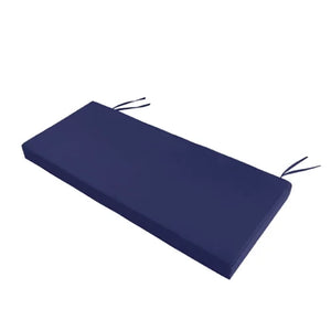 Coussin extérieur imperméable moderne au format rectangulaire, posé sur un banc de jardin avec structure droite et dossier tressé, offrant une assise lisse et contemporaine.
