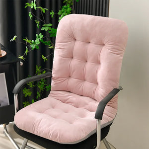 Coussin fauteuil ultra doux à base antidérapante avec capitonnage épais et dossier intégré, installé sur un fauteuil avec accoudoirs pour une assise confortable et stable.