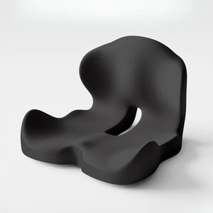Un coussin mémoire de forme design contemporain avec une forme ergonomique sculptée et une ouverture centrale, conçu pour améliorer le confort d’assise sur une chaise.