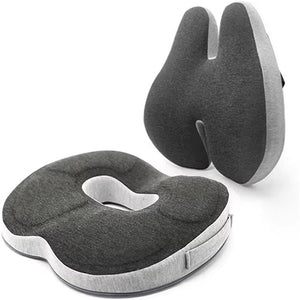 Un coussin mémoire de forme ergonomique moderne avec une forme sculptée et une ouverture centrale, conçu pour offrir un soutien confortable lors de la position assise.