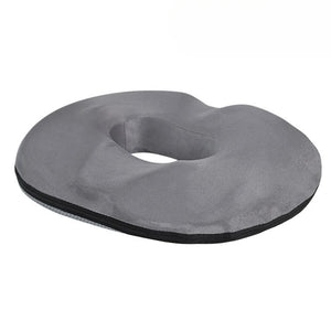Un coussin orthopédique design moderne avec forme arrondie et ouverture centrale, conçu pour améliorer le confort d’assise sur une chaise ou un fauteuil.