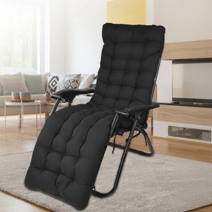 Un coussin pour transat doux et confortable capitonné installé sur une chaise longue inclinable avec accoudoirs, créant un espace de détente agréable dans un salon lumineux.