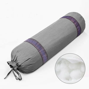 Un coussin yoga en coton pour étirement pouvant être utilisé à plat ou roulé, conçu pour soutenir le corps pendant les exercices de yoga et d’assouplissement.