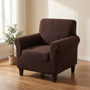 Fauteuil habillé d'une housse jacquard marron dans un salon lumineux