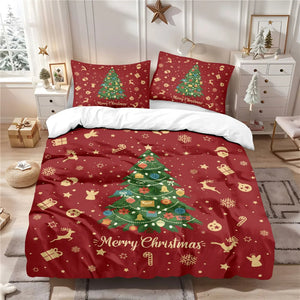 Une parure de lit Noël rouge avec grand sapin décoré au centre et motifs festifs dorés, installée dans une chambre lumineuse avec décoration hivernale chaleureuse.
