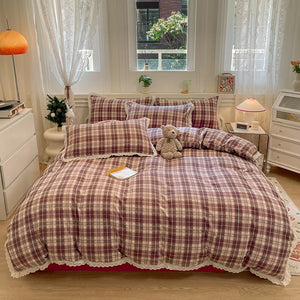 Parure de lit noël style coréen avec motifs délicats et ambiance chaleureuse, présentée sur un lit dans une chambre lumineuse décorée avec rideaux légers et objets cosy.