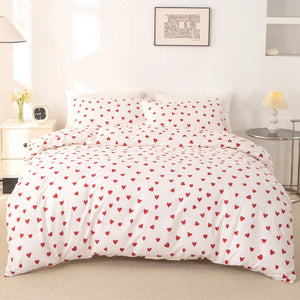 Parure de lit cœur design minimaliste avec nombreux petits cœurs répartis sur la housse de couette et les taies d’oreiller, présentée dans une chambre lumineuse au style épuré.