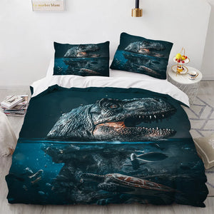Une parure de lit dinosaure Jurassic World avec un grand dinosaure surgissant de l’eau et des créatures marines en arrière-plan, dans une chambre moderne lumineuse.
