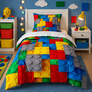 Une parure de lit enfant 3D briques avec motif en relief visuel, installée sur un lit simple dans une chambre colorée, entourée de jouets et d’éléments ludiques inspirés de la construction.