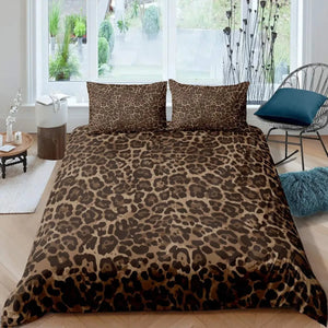 Une parure de lit léopard inspiration fourrure recouvrant un lit avec deux oreillers assortis, présentant un motif animalier dense et immersif qui apporte une forte présence visuelle à la chambre.