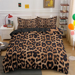Parure de lit léopard motif sauvage avec grand imprimé animal couvrant la housse de couette et les taies d’oreiller, présentée sur un lit dans une chambre moderne et lumineuse.