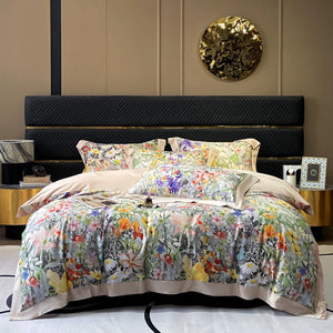 Une parure de lit motif floral avec fleurs colorées et détails délicats, disposée dans une chambre élégante avec tête de lit sombre et touches décoratives dorées.