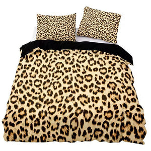 Une parure de lit motif léopard imprimé avec housse de couette et deux taies assorties, posée sur un lit avec un contraste de drap noir pour un rendu sauvage et contemporain.