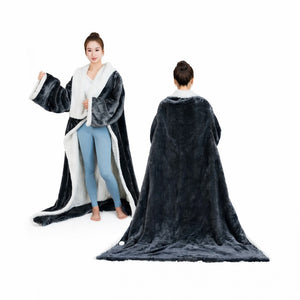 Un plaid chauffant électrique portable long et enveloppant avec ouverture pour les bras, couvrant tout le corps comme une cape confortable pour rester au chaud