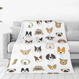 Un plaid enfant à motif animaux avec des visages illustrés répétés, délicatement posé sur un canapé, créant une ambiance douce et ludique dans un salon.