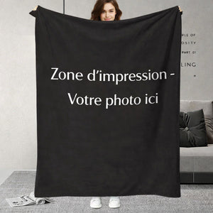 Une personne tient un plaid personnalisé photos avec une grande zone d’impression centrale destinée à accueillir une image, présenté dans un intérieur moderne et épuré.