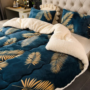 Un plaid polaire double face avec motif de feuilles stylisées, disposé sur un lit.