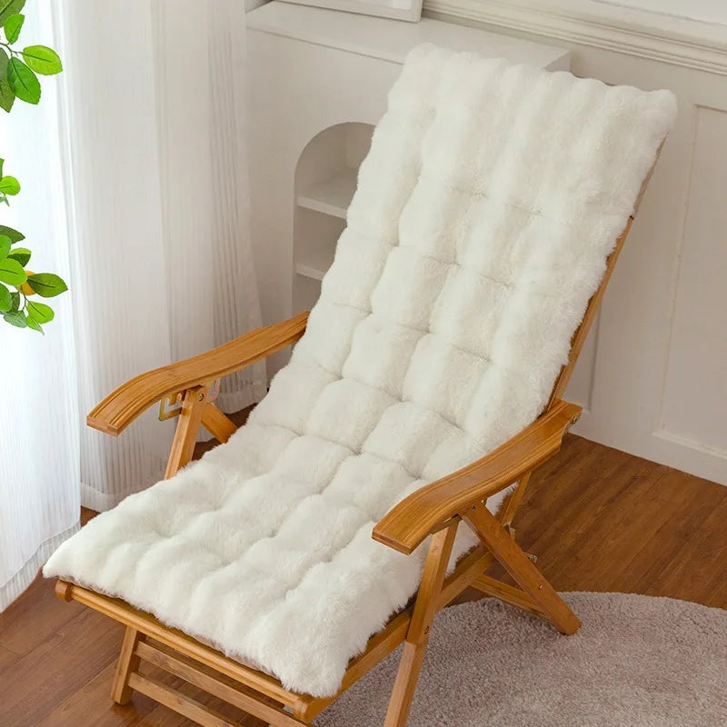 Coussin de chaise longue moelleux en peluche, vue en situation dans un intérieur chaleureux