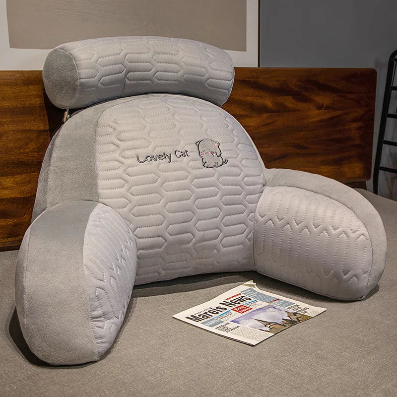 Coussin lit confortable avec dossier ergonomique, vue en situation dans un intérieur chaleureux