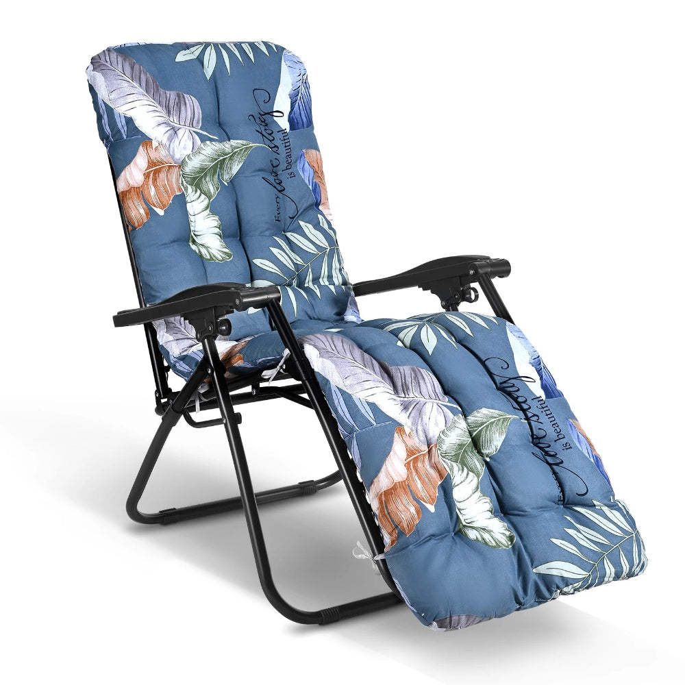Coussin de chaise longue à motif floral, vue en situation dans un intérieur chaleureux