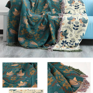 Plaid bohème drapé sur un canapé avec détails du tissage et des franges