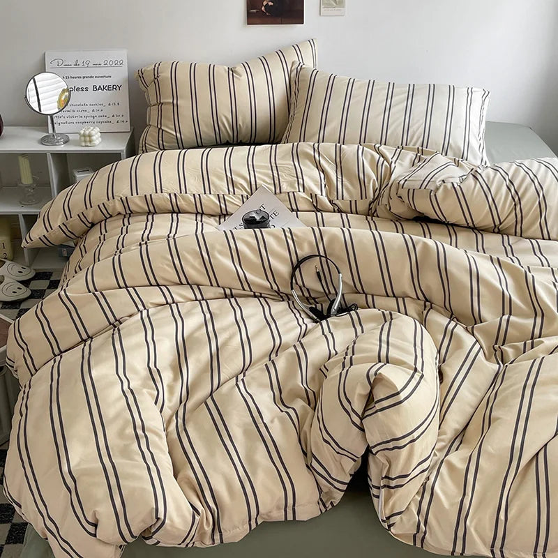 Parure de lit rayure minimaliste, vue en situation dans un intérieur chaleureux