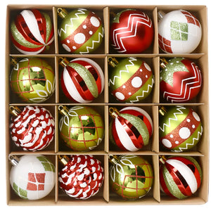 Ensemble de seize boules de Noël colorées avec motifs festifs variés disposées pour décoration sapin