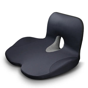 Un coussin mémoire de forme ergonomique coccyx avec dossier intégré et ouverture centrale, conçu pour améliorer le confort d’assise sur une chaise ou un fauteuil.