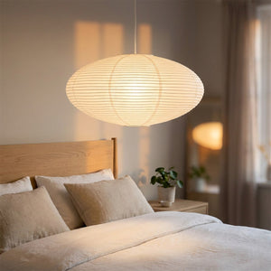 Abat-jour ovale en papier allumé dans une chambre scandinave chaleureuse