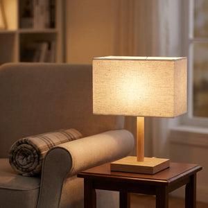 Abat-jour en lin beige sur une lampe pres d un fauteuil dans un coin lecture