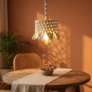Abat-jour macramé salle à manger table bois chaise rotin