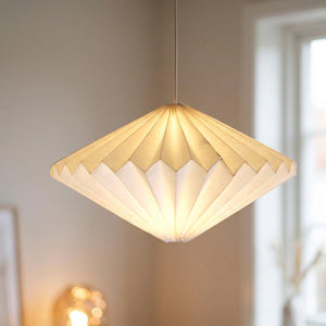 Abat-jour origami en papier blanc forme soucoupe plate suspendu dans un interieur nordique