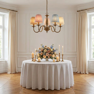 Lustre à bras multiples avec abat-jours colorés dans salle à manger